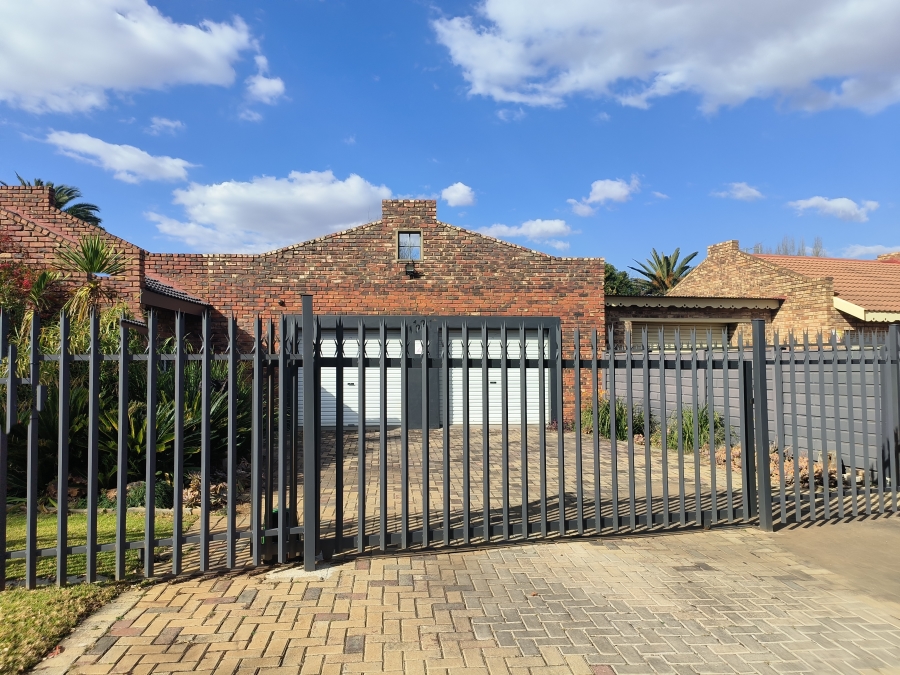 3 Bedroom Property for Sale in Kannoniers Park North West